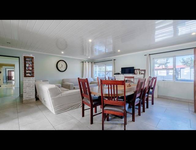 4 BEDROOM HOUSE FOR SALE IN UITSIG